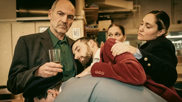 "O παγοπώλης έρχεται": Οι πρώτες φωτογραφίες από την παράσταση του Ακύλλα Καραζήση