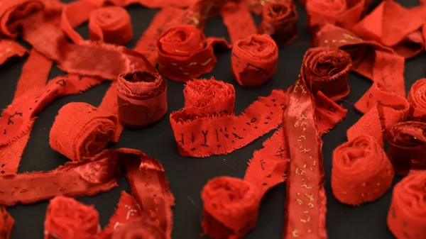 "Ma": Η εικαστικός Ελένη Κρίκκη μάς συστήνει τον πολυδιάστατο κόσμο του υφάσματος