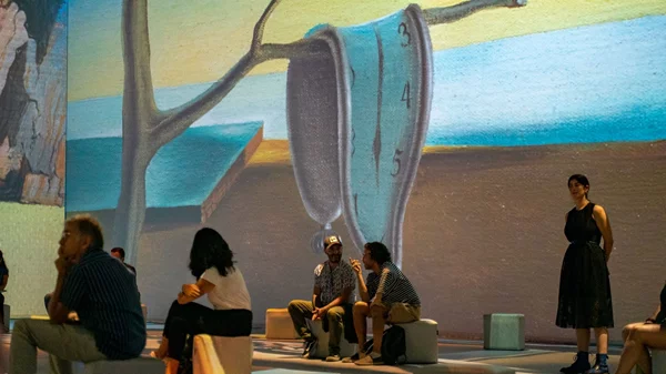 "Βουτιά" στον θαυμαστό κόσμο του Νταλί