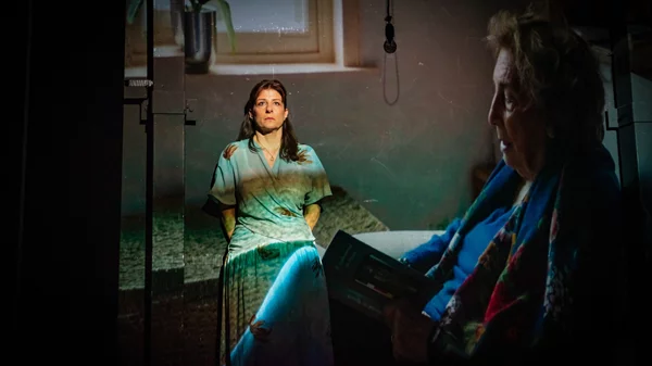 "Η αρραβωνιαστικιά του Αχιλλέα": Η Γιασεμί Κηλαηδόνη και η γενιά που διεκδίκησε να αλλάξει τον κόσμο