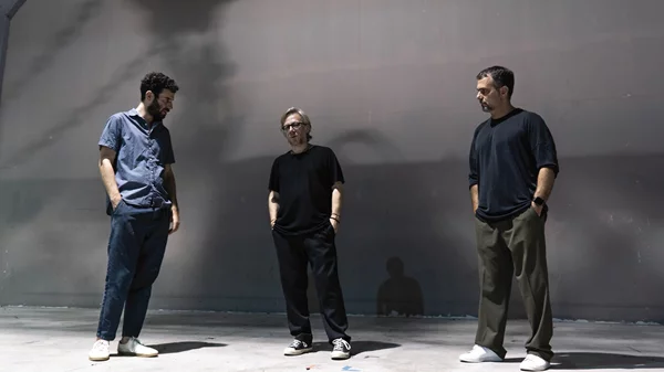 Πώς η τζαζ αλληλεπιδρά με τη ζωγραφική; Το Dimitris Tsakas Trio δίνει την απάντηση