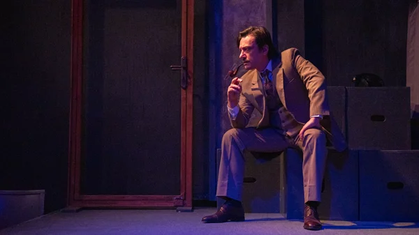 Ο ηθοποιός Σαράντος Γεωγλερής για τη "βιολογική ανάγκη" του θεάτρου, τα παράδοξα της ζωής και τη δυνατότερη εμπειρία του στο σανίδι