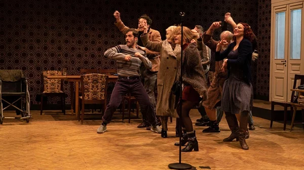 "Σ' εσάς που με ακούτε": Λόγω μεγάλης ζήτησης επιστρέφει για 10 μόνο παραστάσεις στο Αμφι-θέατρο Σπύρου Ευαγγελάτου