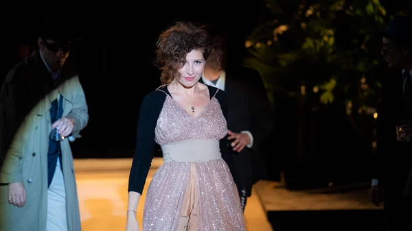 Η νέα παράσταση του Γιάννη Χουβαρδά στο Φεστιβάλ Αθηνών έχει αέρα από Σαίξπηρ και παλιό Χόλιγουντ