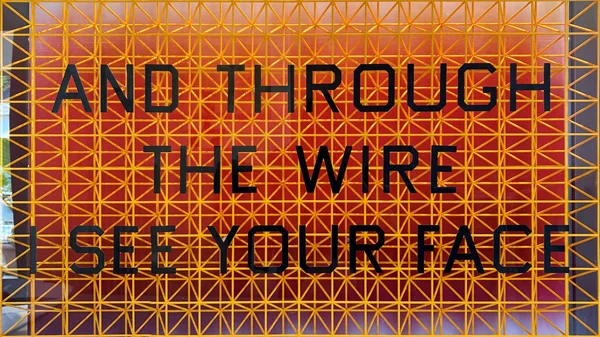 "The Self Behind the Window": Η αποστασιοποιημένη ματιά του σύγχρονου ανθρώπου σε μια εικαστική έκθεση