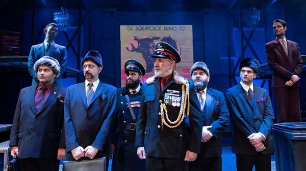 "Ο Επιθεωρητής": Πρώτες φωτογραφίες από τη νέα ανατρεπτική παράσταση του Γιάννη Κακλέα