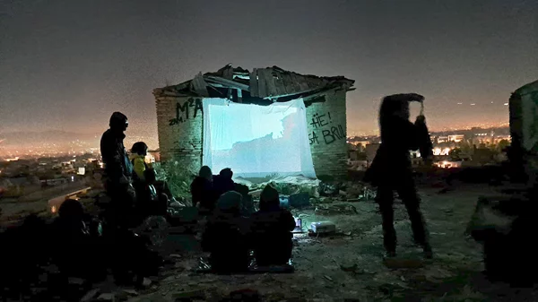 Συζητήσεις για τη Γάζα, ιδιότυπες περφόρμανς και ένα σουρεάλ αφιέρωμα στο κτίριο "Νόμπελ"