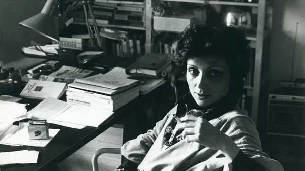 Ποια ήταν η Έφη Στρούζα και γιατί την τιμά το Ινστιτούτο Σύγχρονης Ελληνικής Τέχνης;