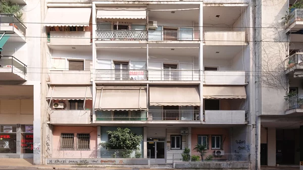 "Athens’ Polykatoikias 1930-1975": Πώς η Αθήνα μετατράπηκε σε μια σύγχρονη μητρόπολη