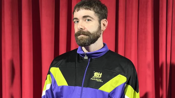 "Σε φιλώ, Πέτρος": Ο Βασίλης Βηλαράς ήθελε "αυτή η ιστορία να ακουστεί σαν χάδι, ενώ στην πραγματικότητα είναι μια σφαλιάρα"