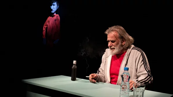 Αγαπημένοι Έλληνες συγγραφείς που θα ξανασυναντήσουμε στις παραστάσεις της σεζόν