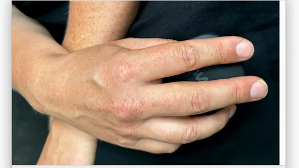 Ένα αυτοσχέδιο καφενείο κατασκευάζεται μέσα στο cross section archive και Αγγελική Παπούλια και Σοφία Κόκκαλη παίρνουν θέση τη βραδιά των εγκαινίων