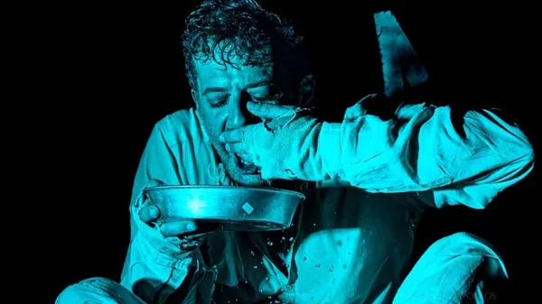 Τρίτη σεζόν για τον "Κοιμώμενο Χαλεπά, ο σαλός άγιος" που αλλάζει θέατρο