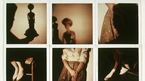 "whose history is it anyway?": Η Susan Daboll παρεμβαίνει εικαστικά στον Φιλολογικό Σύλλογο "Παρνασσός"