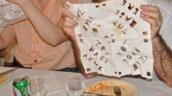 "Desmos": Από δείπνα με μακαρονάδες σε μια εικαστική έκθεση