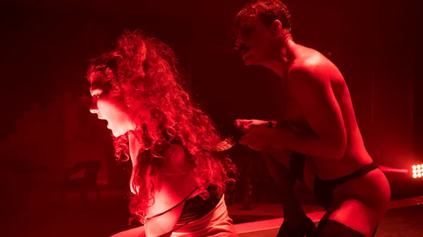 Τα queer "Κόκκινα φανάρια" του Βασίλη Μπισμπίκη συνεχίζονται