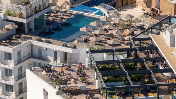 Δροσιστικά καταφύγια στις πισίνες της Αθήνας