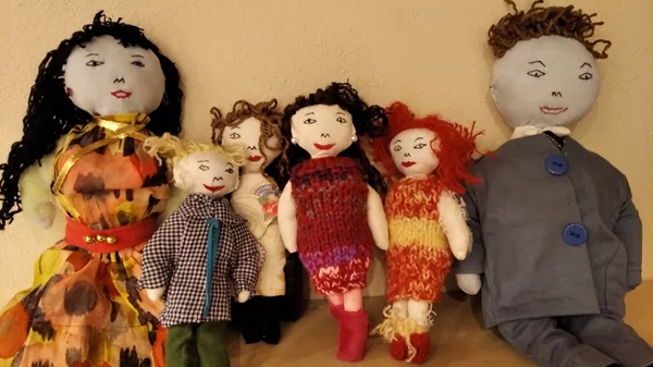 "Το Επισκεπτήριο": Έκθεση με κούκλες από τις κρατούμενες των Γυναικείων Φυλακών Θήβας