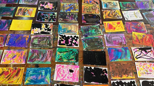 Καλλιτέχνες με νοητικές αναπηρίες συνθέτουν το δικό τους εικαστικό λεξιλόγιο