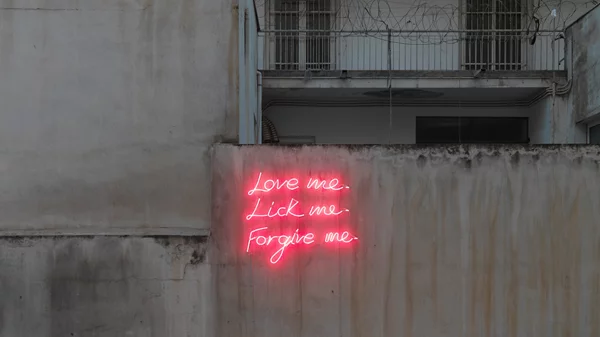 "trifles and troupes, everything lies under the surface": Πώς μικρές καταστροφές διαμορφώνουν την ιστορία