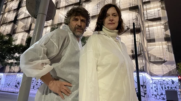 O Κώστας Κουτσολέλος και η Δώρα Στυλιανέση γράφουν για "Το παλτό και μία ιστορία υδρωπικίας"