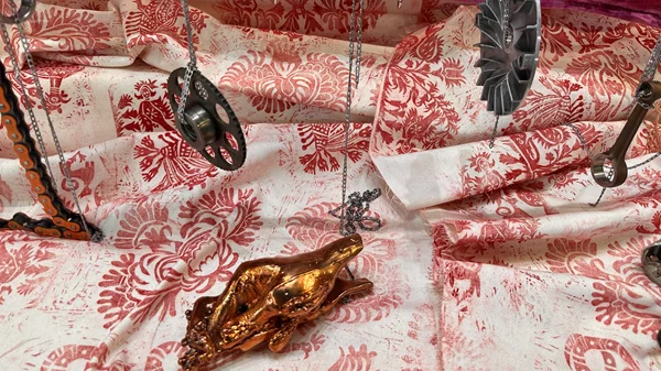 Η Μαλβίνα Παναγιωτίδη στολίζει τη βιτρίνα του Συλλόγου Εκπαίδευσης Νεανίδων