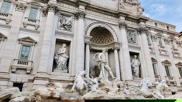 Νέα μέτρα για τους επισκέπτες στη Φοντάνα ντι Τρέβι