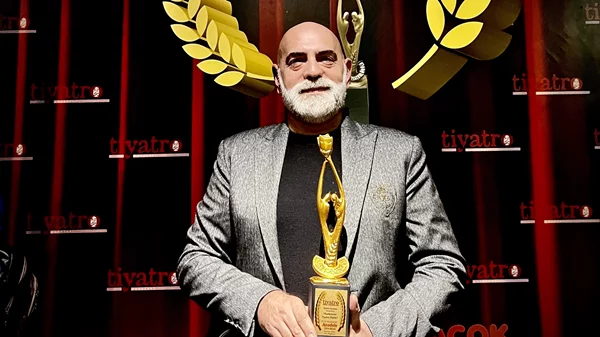 Δημήτρης Καρατζιάς: Βραβεύτηκε στα 10α Διεθνή Βραβεία Θεάτρου της Ανατολίας