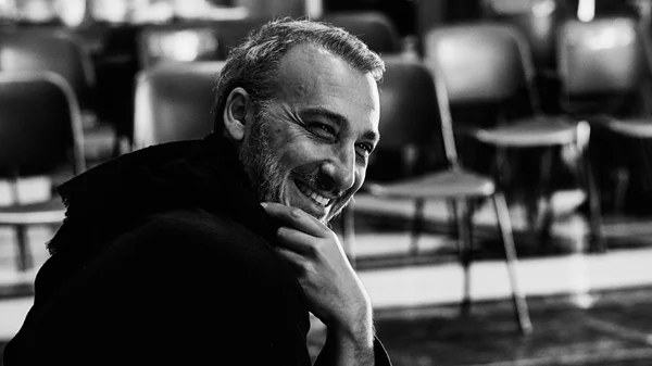 Ο Μίνως Μάτσας λέει τα τραγούδια των "αγνών πληγωμένων ψυχών"