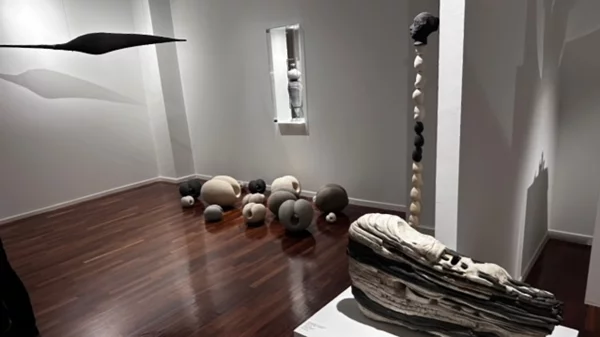 Με βιβλιοπαρουσιάσεις και events για την κεραμική συνεχίζεται η έκθεση  "Χθόνιο Φως" στο Λόφος art project