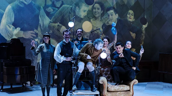 "Καρδιά του σκύλου": Νέες φωτογραφίες με τον Αργύρη Πανταζάρα στη διανομή