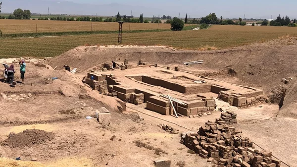 Μνήμη, αρχαιολογική φαντασία και αναταραχές σε μία ιδιότυπη περφόρμανς