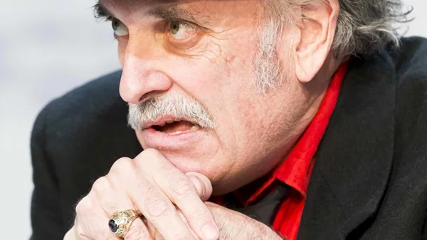 "Αναφορά σε μια ακαδημία": Το αριστούργημα του Κάφκα σε μια διεθνή παραγωγή