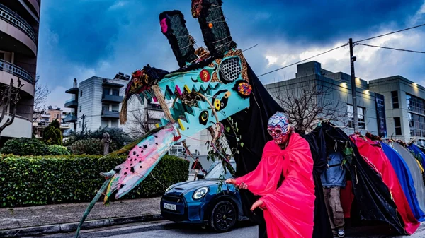 "Ταράματα": Ποιο είναι το τέρας που κυκλοφορεί ελεύθερο στους δρόμους του Χαλανδρίου;