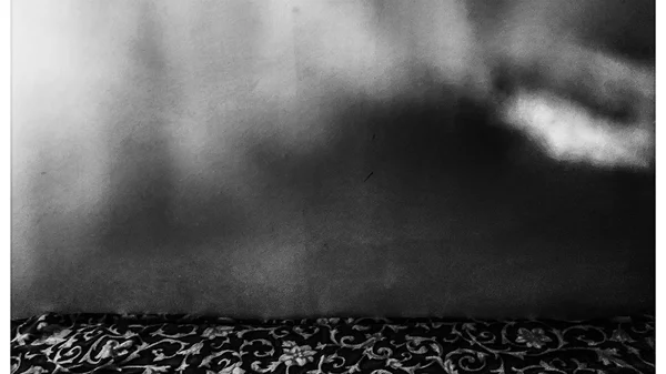 Η Λίζη Καλλιγά στήνει μια ασυνήθιστη έκθεση στο Αρχείο Ακριθάκη