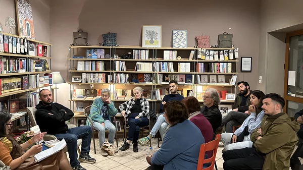 "Μικροί Γαλαξίες": Πώς το βιβλιοστέκι της Μονεμβασιάς έγινε αφορμή για τη δημιουργία ενός πρωτότυπου book club