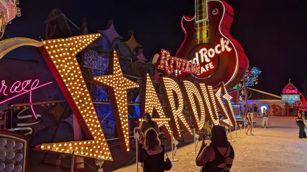 Το Neon Museum του Λας Βέγκας μεγαλώνει και αλλάζει έδρα