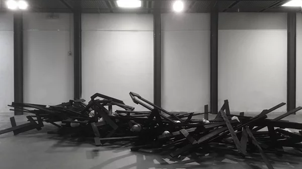 Ο Κώστας Μπασάνος προβάλλει την αθέατη πλευρά της εικαστικής παραγωγής