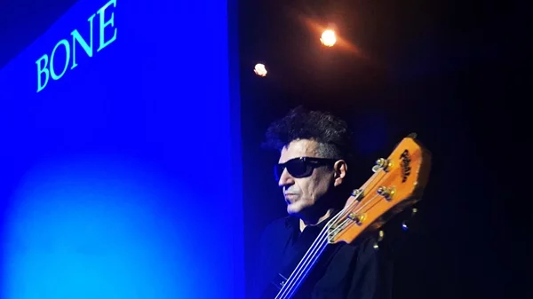 "Κόκκαλο": Μια θεατρική και μουσική εμπειρία στο θέατρο Σημείο