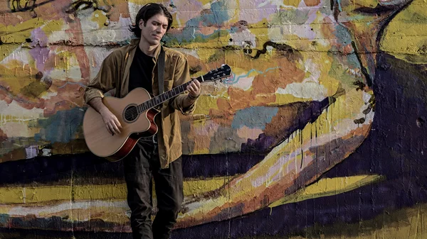 Η ροκ ιστορία του Παύλου Σιδηρόπουλου ζωντανεύει με προσκεκλημένους μουσικούς