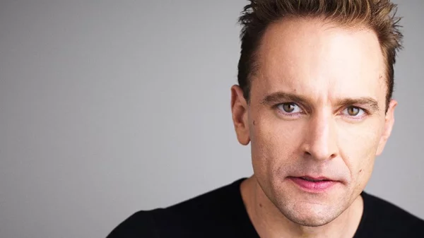 Η Ιόλη Ανδρεάδη συνεχίζει μια διεθνή τροχιά επιτυχιών: Σκηνοθετεί ξανά τον Gene Gillette στην Αθήνα