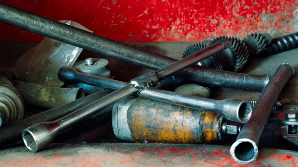 Μια γκαλερί στο κέντρο της Αθήνας μετατρέπεται σε ερημωμένο συνεργείο αυτοκινήτων