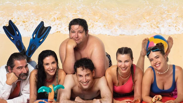 Ατακαδόρικο χιούμορ και γέλιο στο "Μία μέλισσα τον Αύγουστο" που κατεβάζει αυλαία