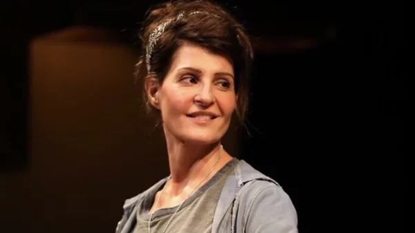 Νία Βαρντάλος στο Θέατρο Παλλάς: Μοναδικές βραδιές με "Tiny Beautiful Things" από τις 16 Μαΐου και για λίγες παραστάσεις