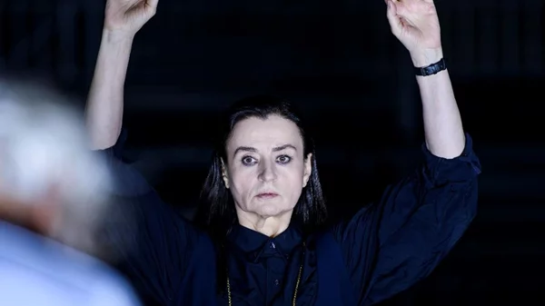 Για την Καρυοφυλλιά Καραμπέτη, η τέχνη έχει ακόμη τη δύναμη να μας λυτρώνει