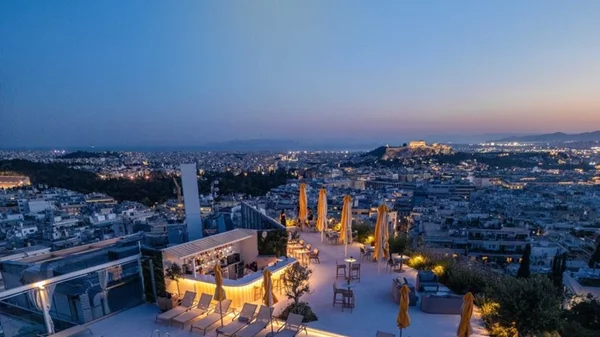 Απολαμβάνουμε την Πανσέληνο του Αυγούστου στο St. George Lycabettus