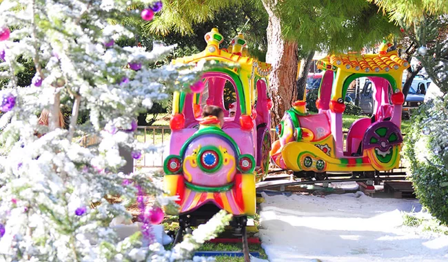 Ένα Χριστουγεννιάτικο Χωριό μας περιμένει στην Κηφισιά να ζήσουμε τη μαγεία των γιορτών