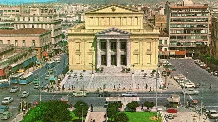 130 χρόνια Δημοτικό Θέατρο Πειραιά 1718. «ΠΕΙΡΑΙΕΥΣ. Το Δημοτικός Θέατρον». Εκδόσεις ΔΕΛΤΑ, Εμμ. Διακάκης και Υιός. Το Δημοτικό στα πρώτα χρόνια της επταετίας. Τα δυο κτήρια αριστερά του δεν είχαν κατεδαφιστεί.