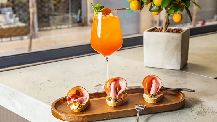 Γιατί η Αθήνα αγαπά τόσο πολύ τις spritzerίες και το aperitivo μπαρ