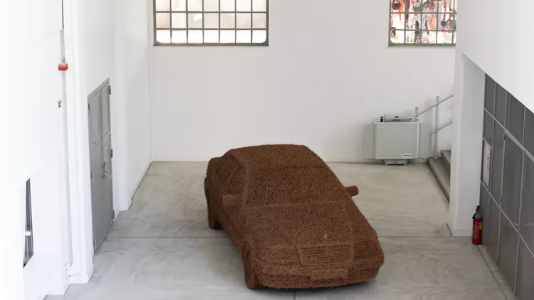 Μάρθα Δημητροπούλου (γενν. 1972, Αθήνα) MERCEDES S500, 2013. Πευκοβελόνες, ξύλο, σύρμα 1,60x5,5x2,4 μ. Installation View Dream On, 2022 | Βουλή των Ελλήνων + NEON στο πρώην Δημόσιο Καπνεργοστάσιο